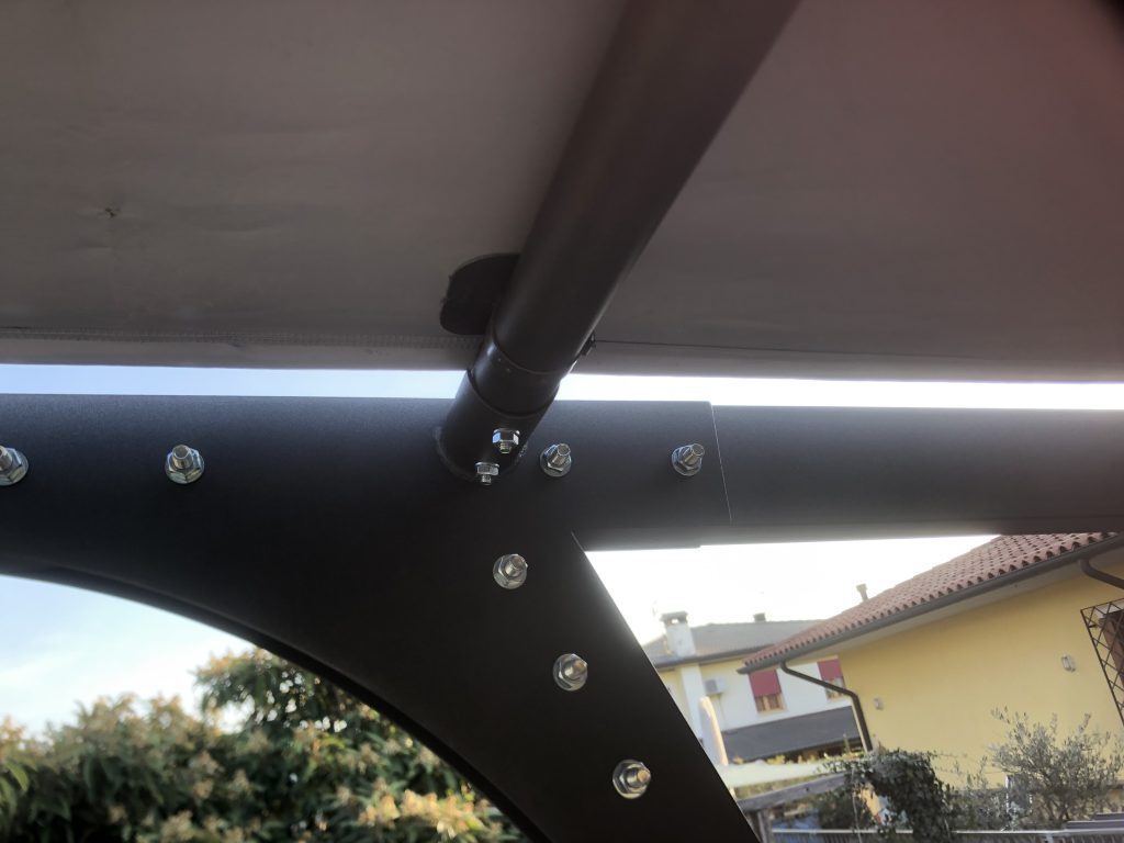 tettoia auto con rinforzi laterali